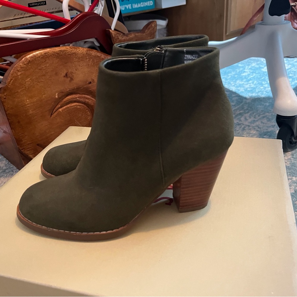 Zinniaolv suede Women's Olive Ankle Boots